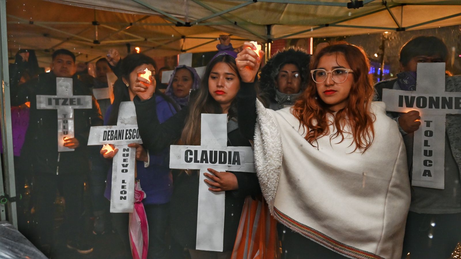 Mujeres del PRD se manifiestan frente a palacio de gobierno del Edomex; exigen justicia contra feminicidios y desapariciones forzadas
